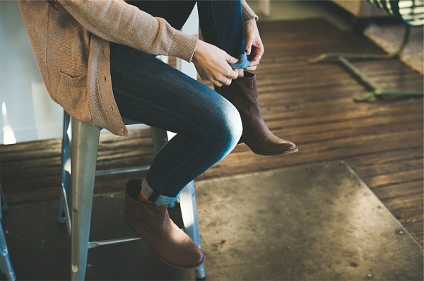 Dark and tight-fitting jeans